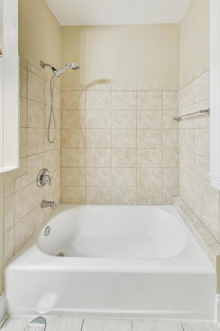 1200 W Sherwin Avenue Unit: 1J