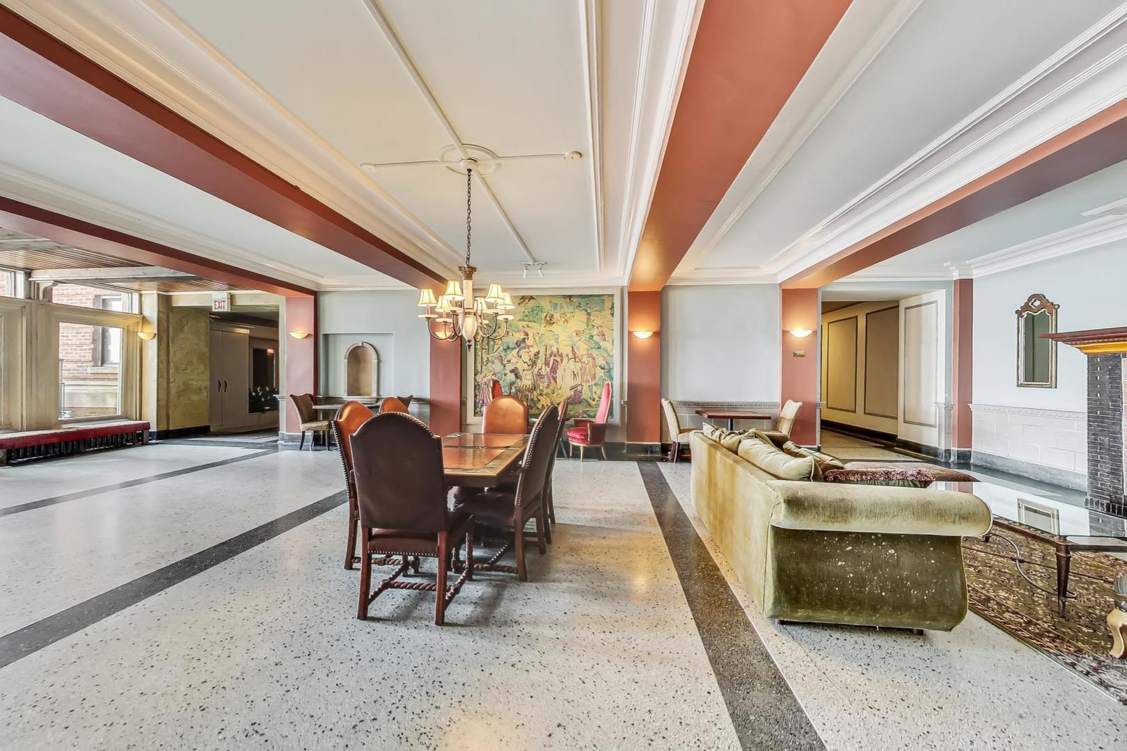 1200 W Sherwin Avenue Unit: 1J