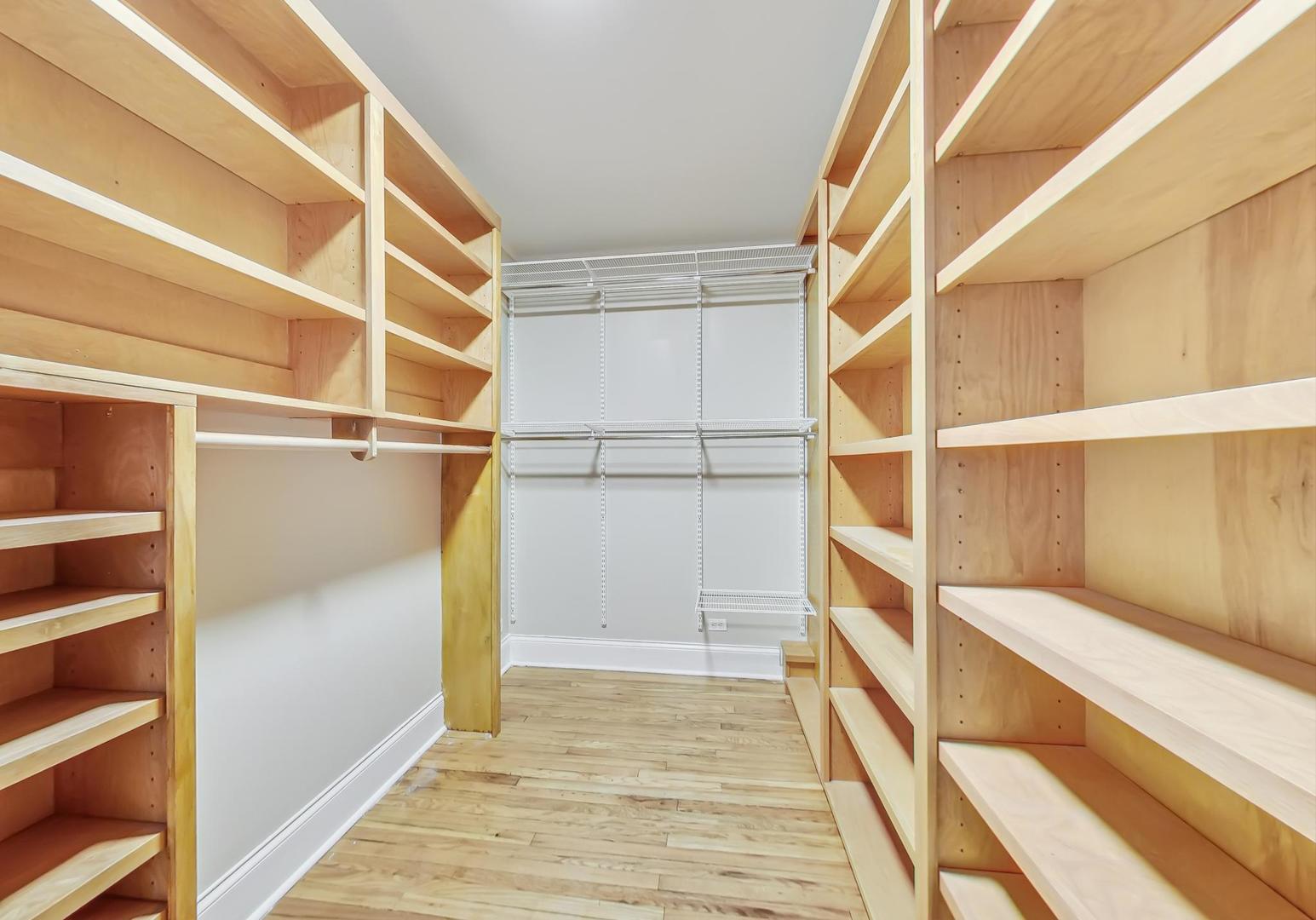 1200 W Sherwin Avenue Unit: 1J