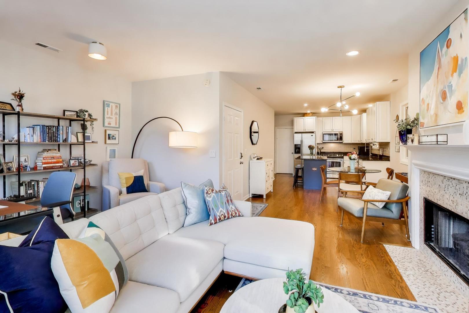 1038 N Marshfield Avenue Unit: 2