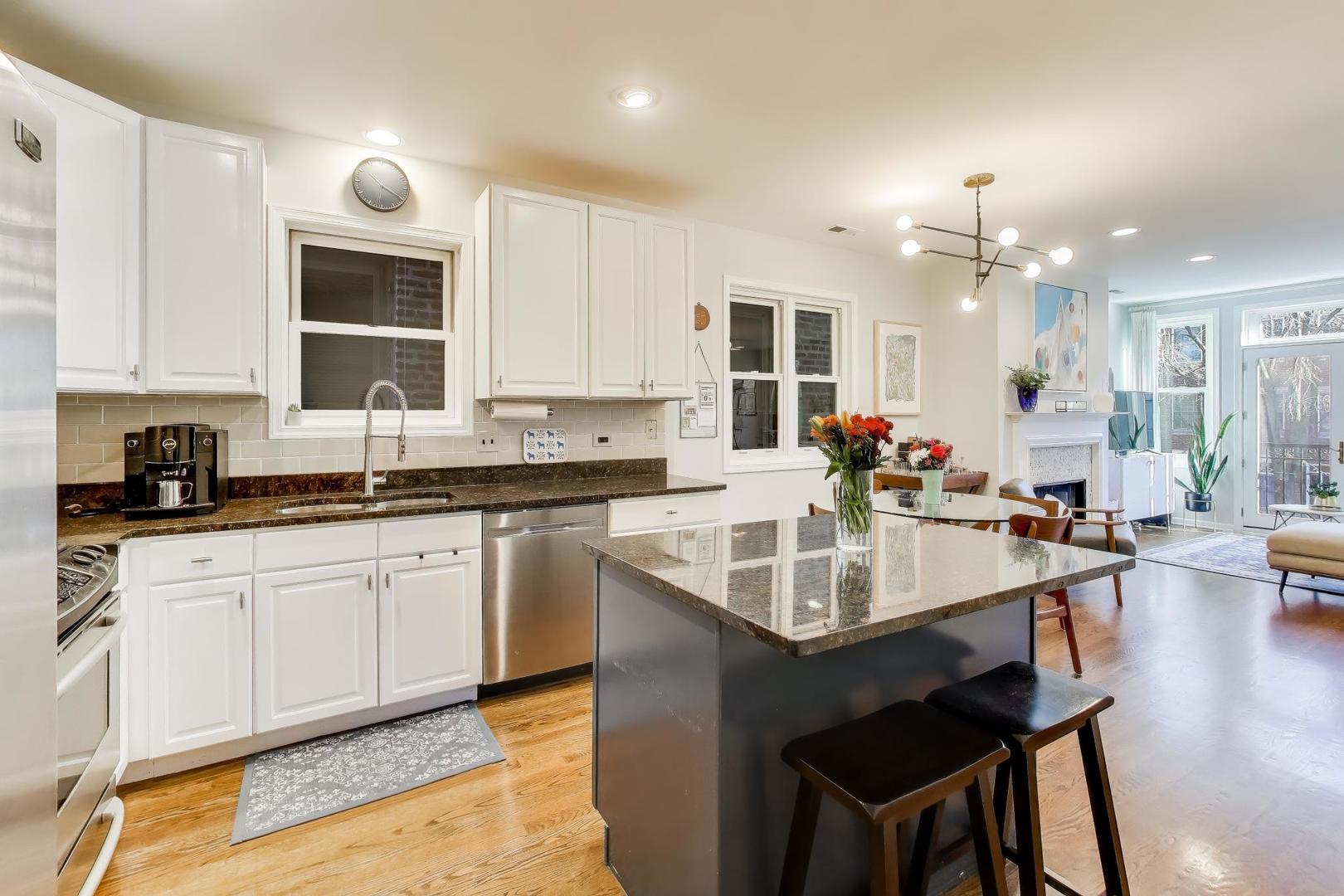 1038 N Marshfield Avenue Unit: 2