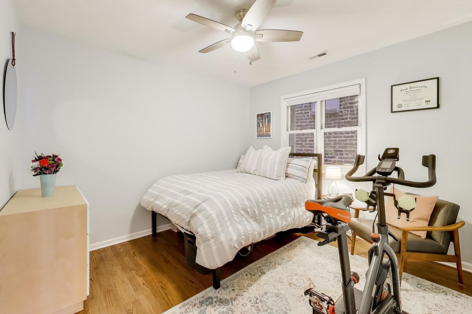 1038 N Marshfield Avenue Unit: 2