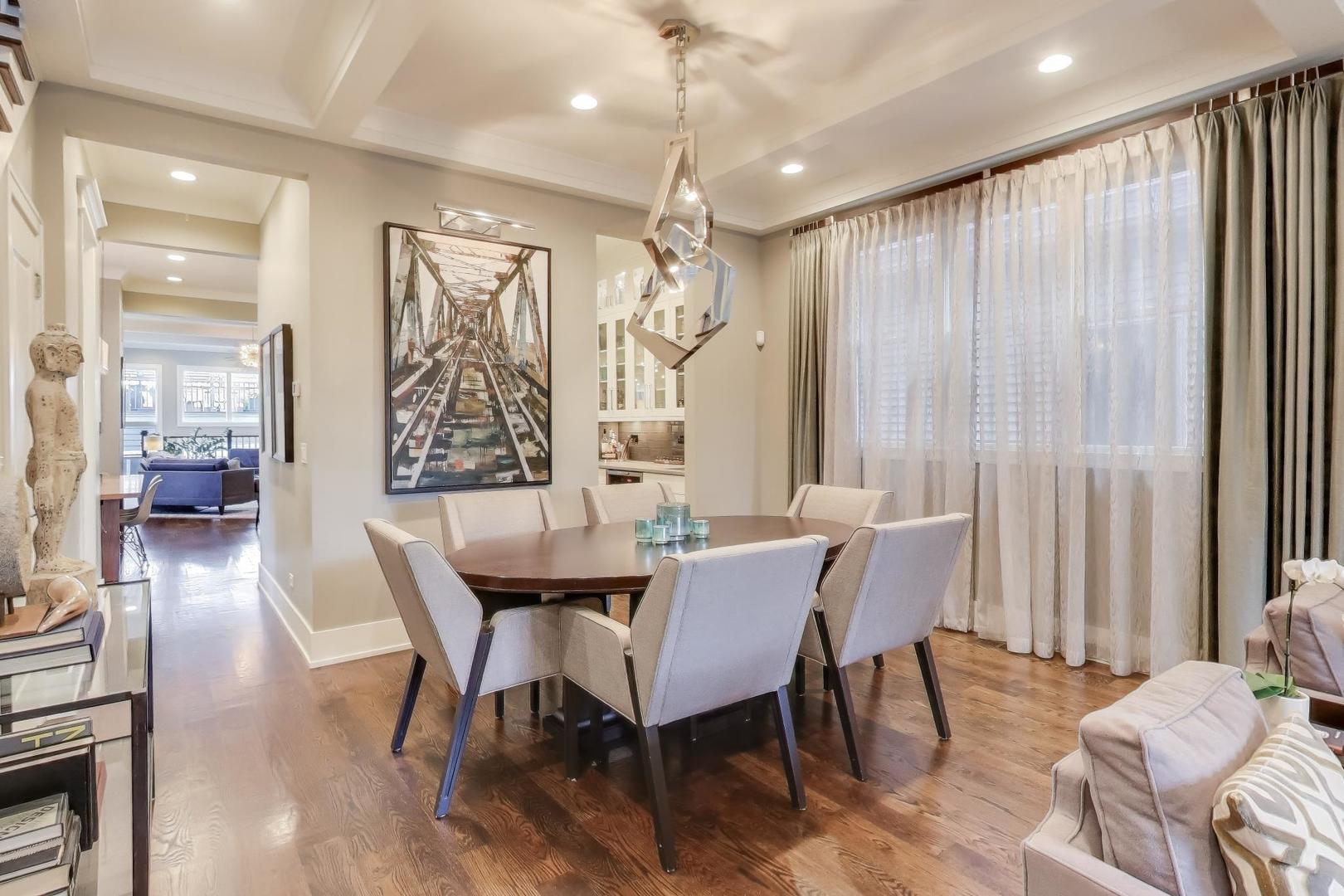 1820 W Farragut Avenue