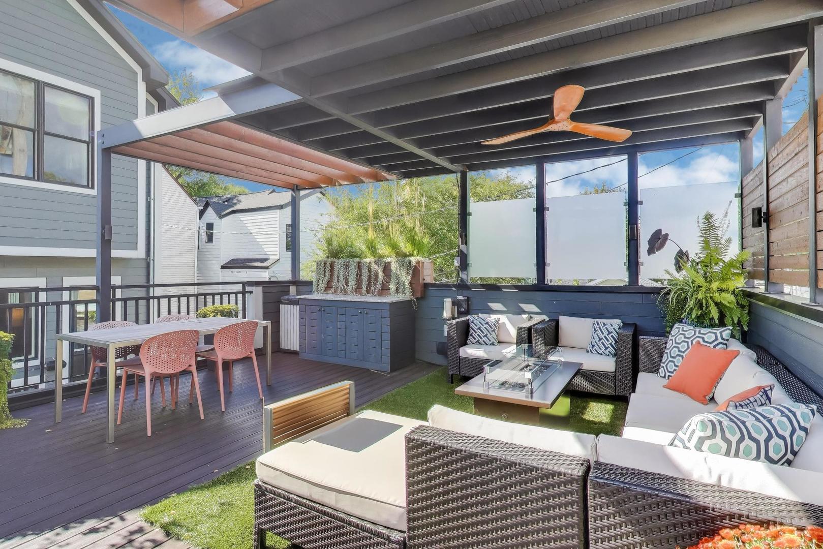 1820 W Farragut Avenue