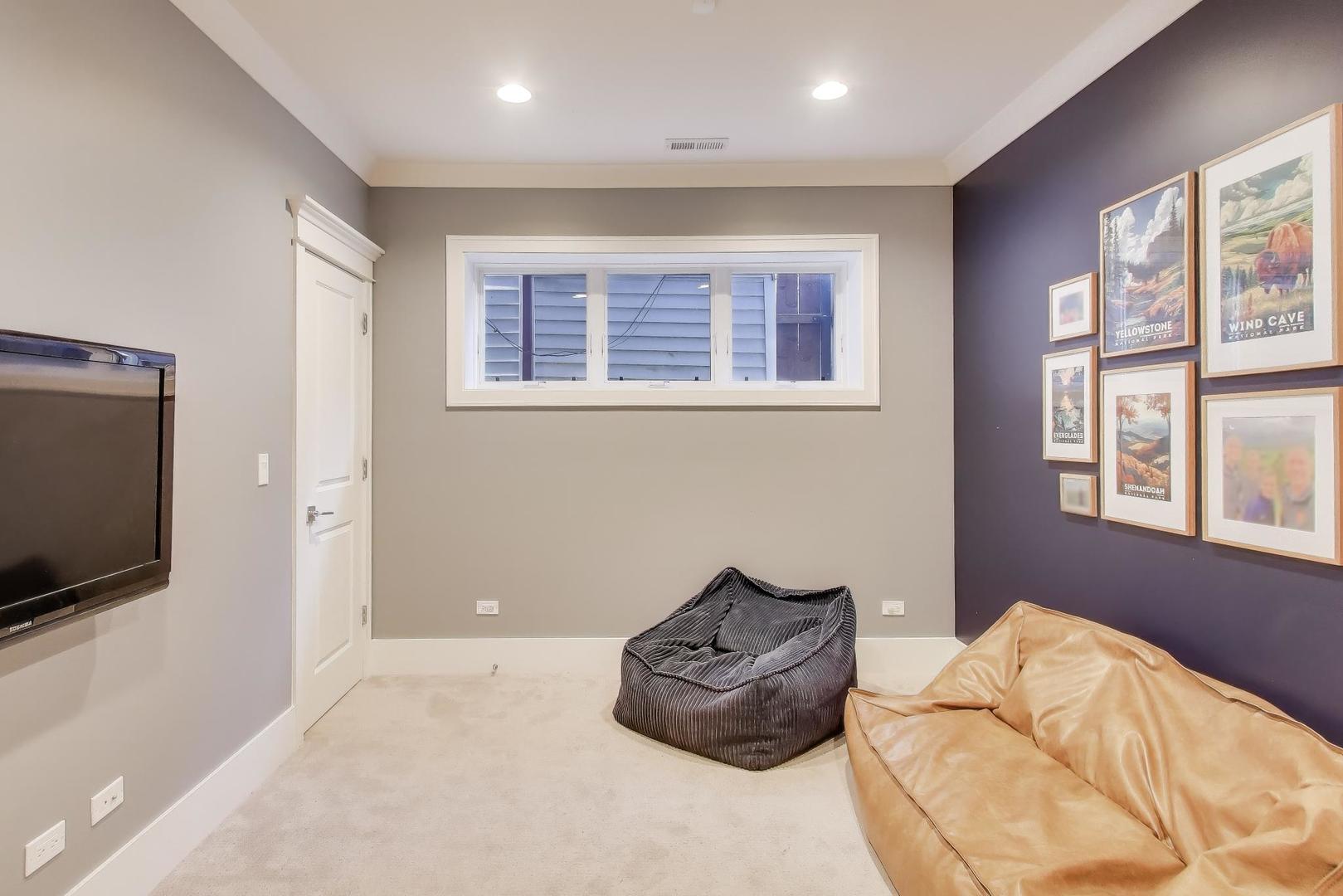 1820 W Farragut Avenue