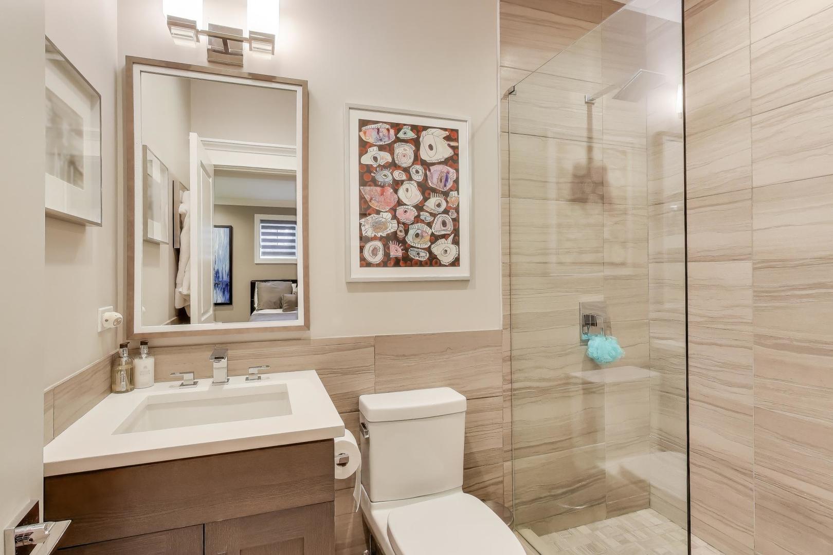 1820 W Farragut Avenue