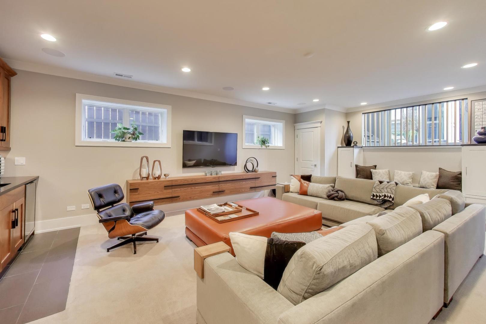 1820 W Farragut Avenue