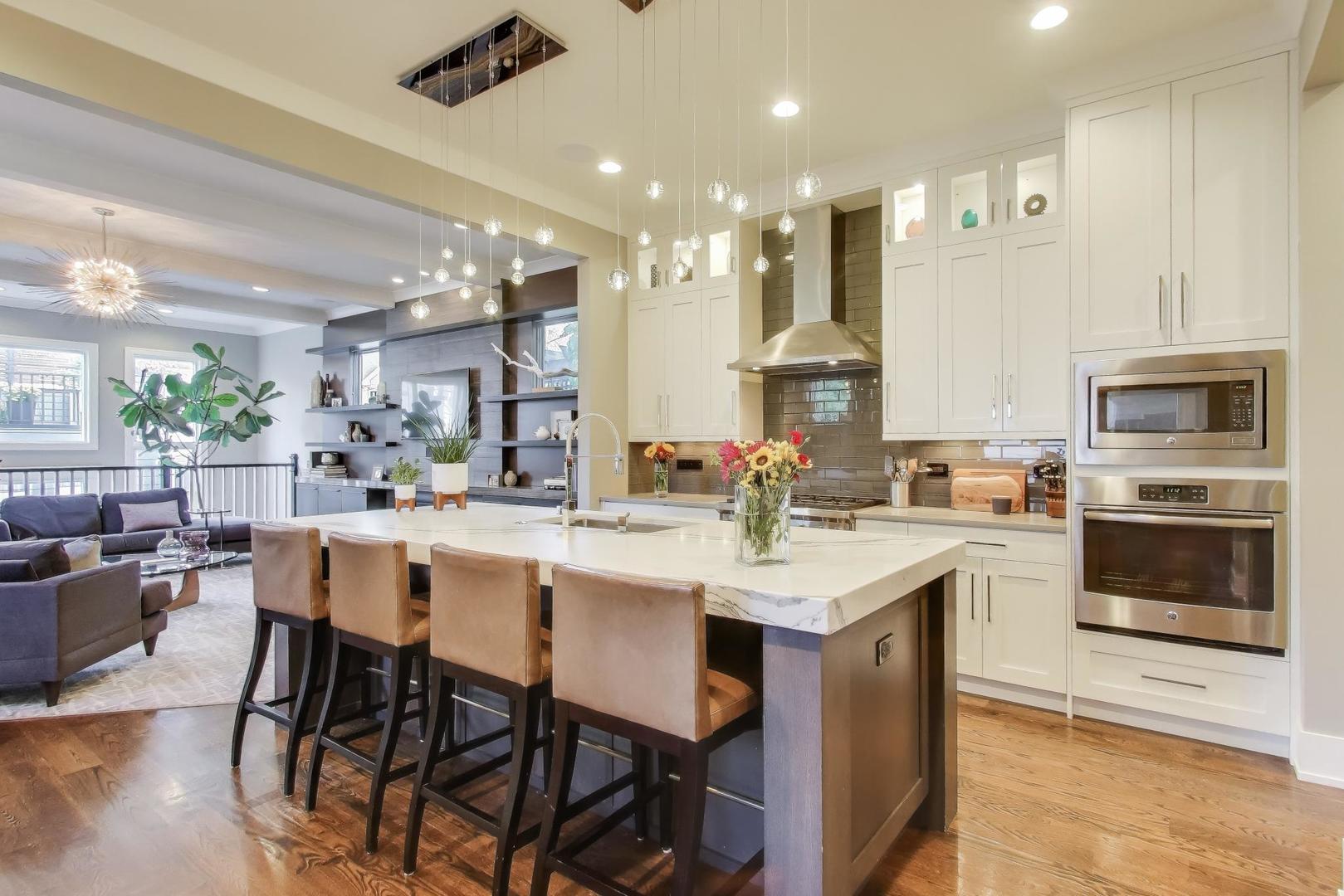 1820 W Farragut Avenue