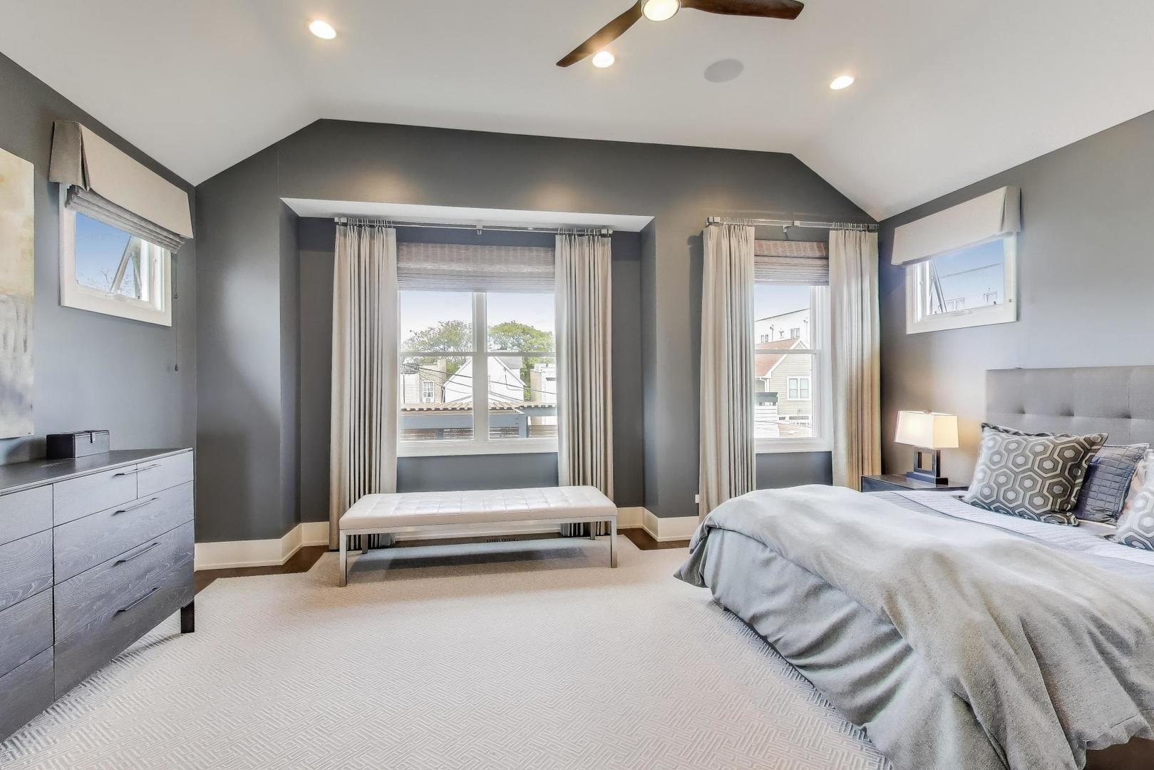 1820 W Farragut Avenue