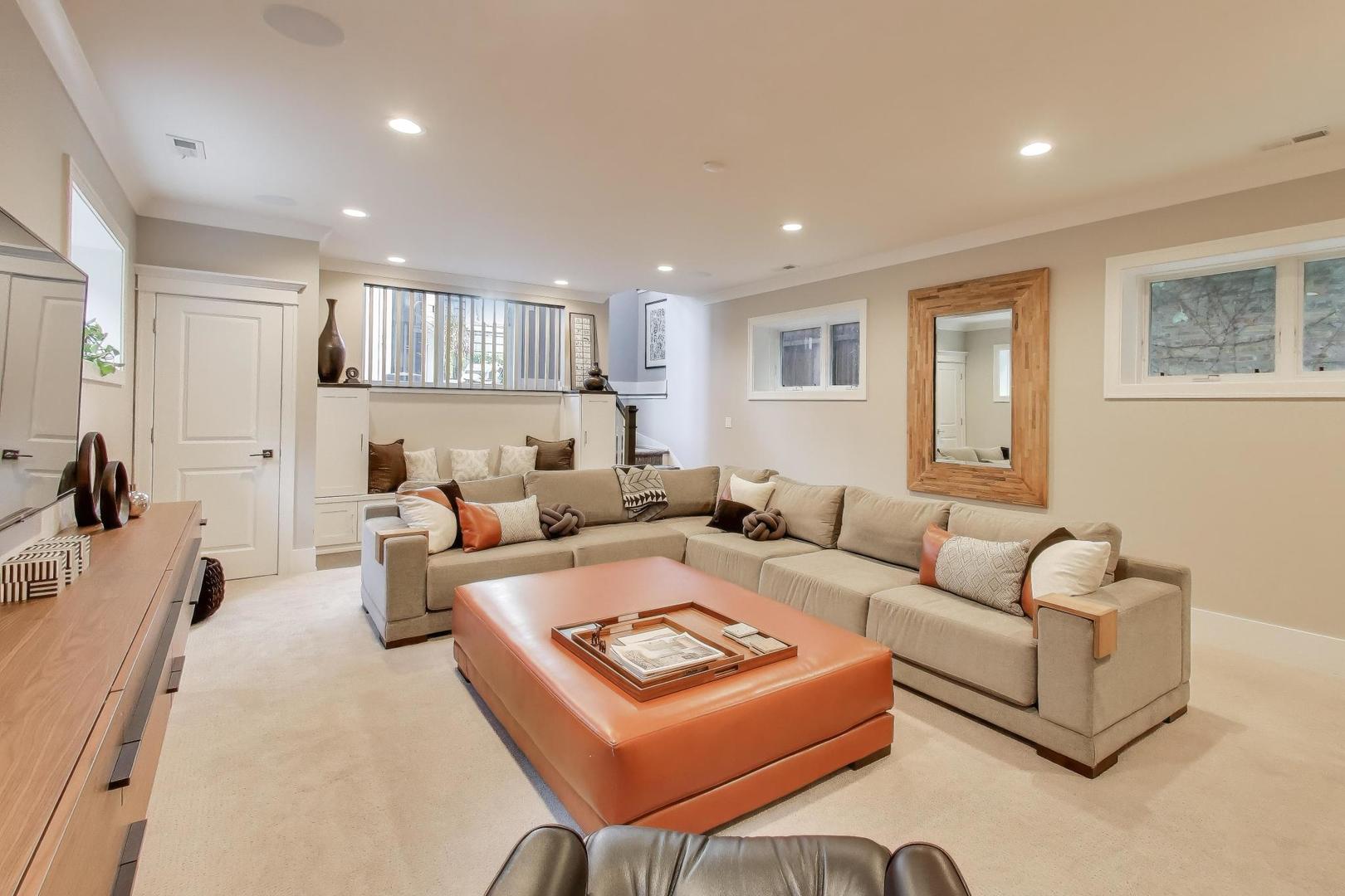 1820 W Farragut Avenue