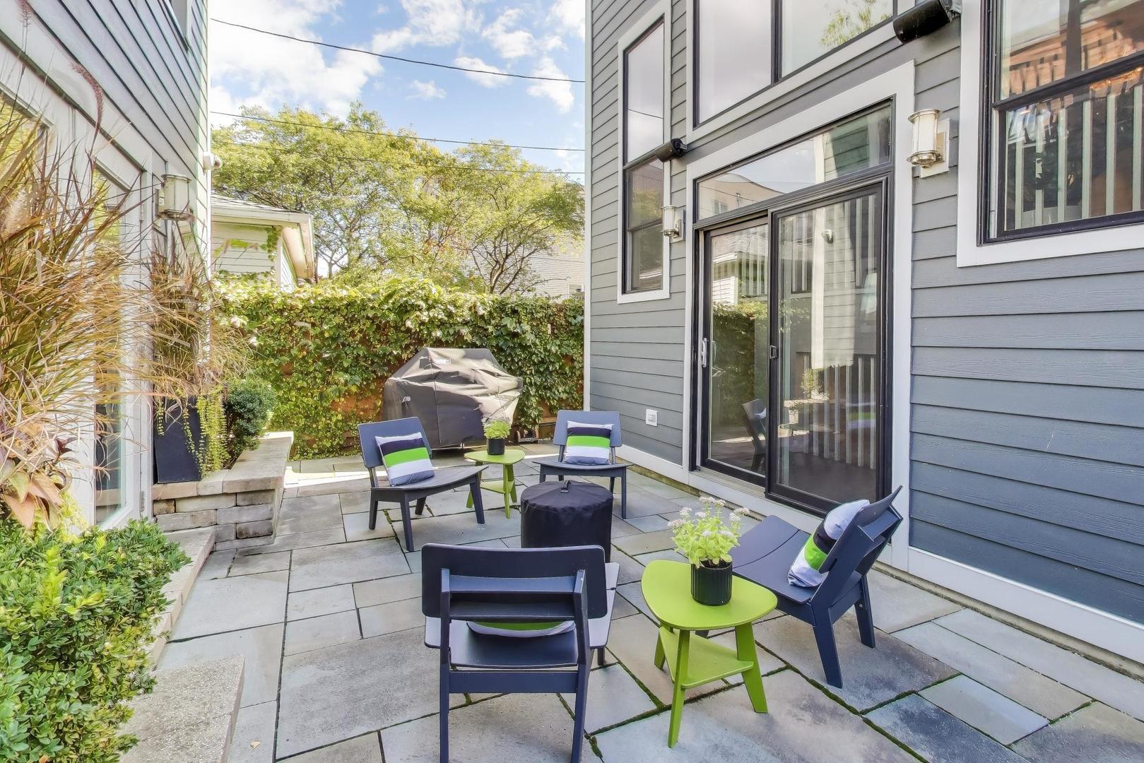 1820 W Farragut Avenue