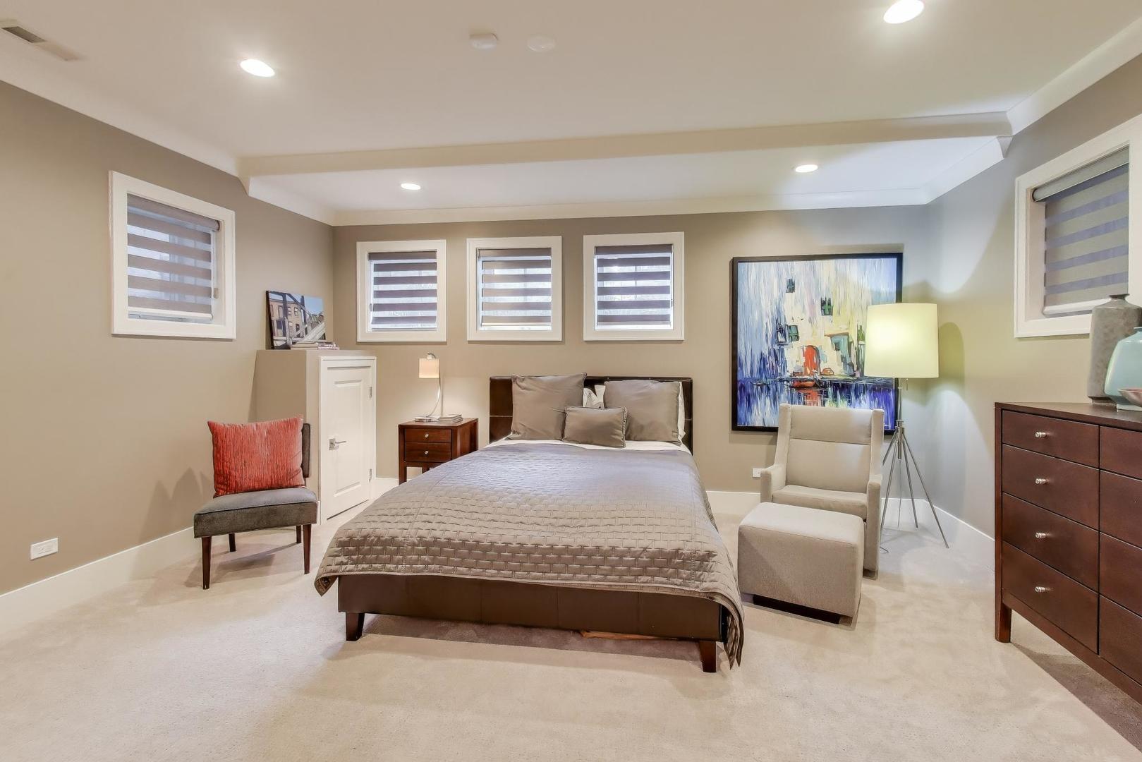 1820 W Farragut Avenue