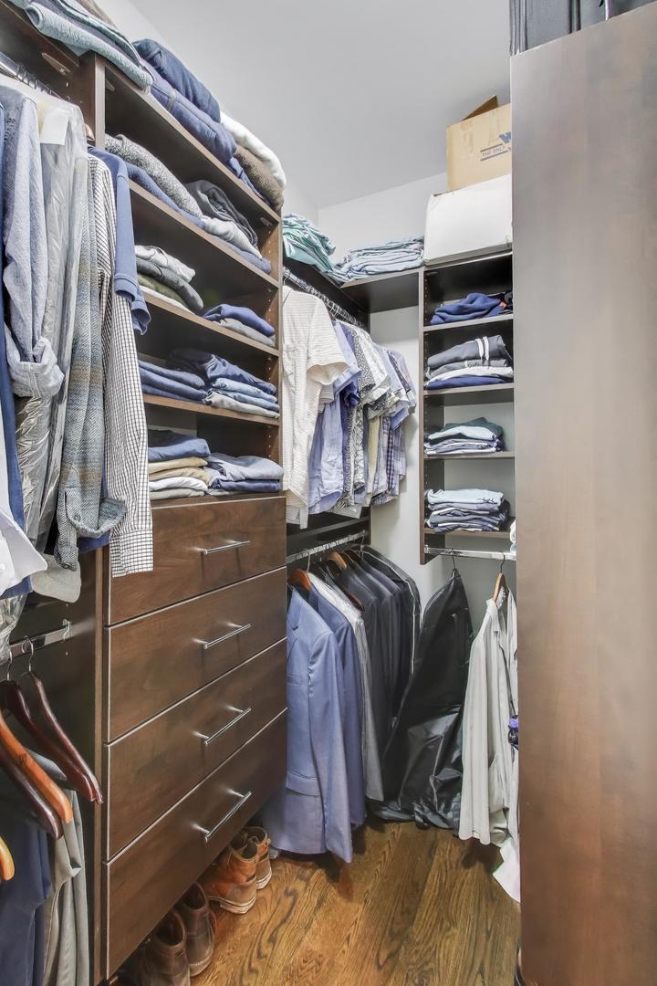 1820 W Farragut Avenue