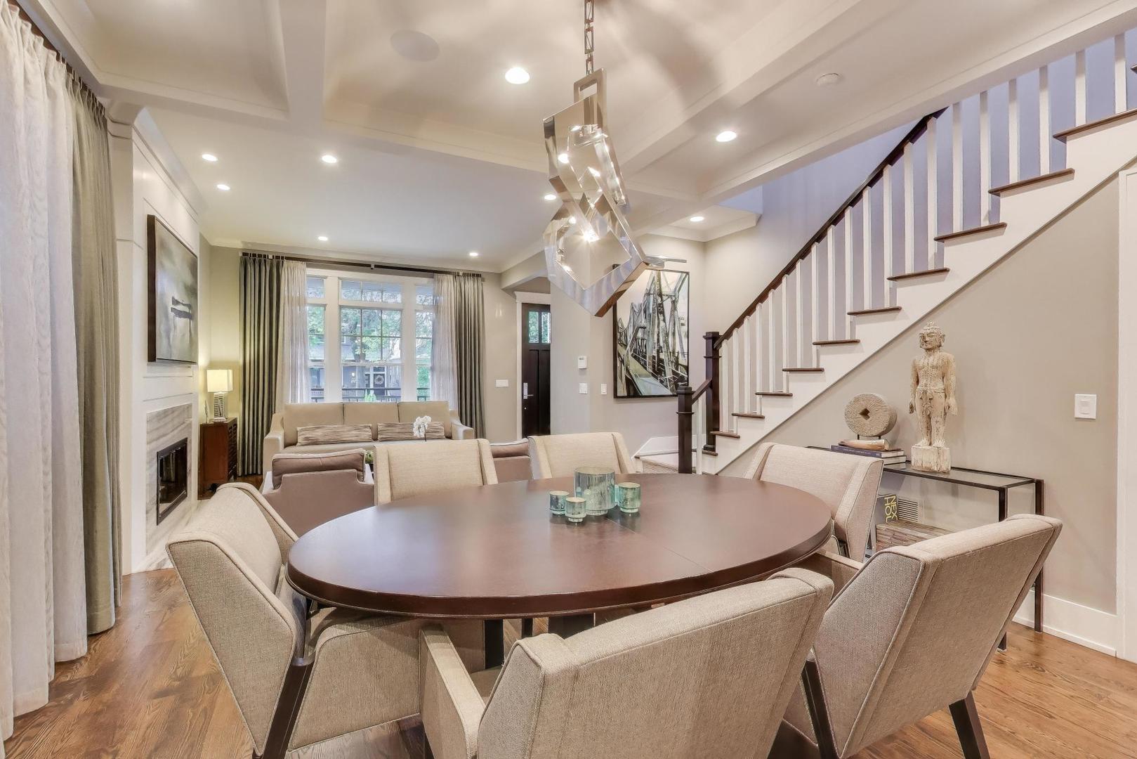 1820 W Farragut Avenue