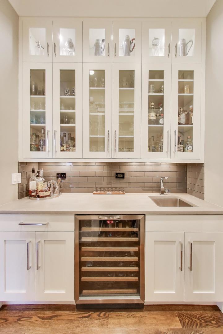 1820 W Farragut Avenue