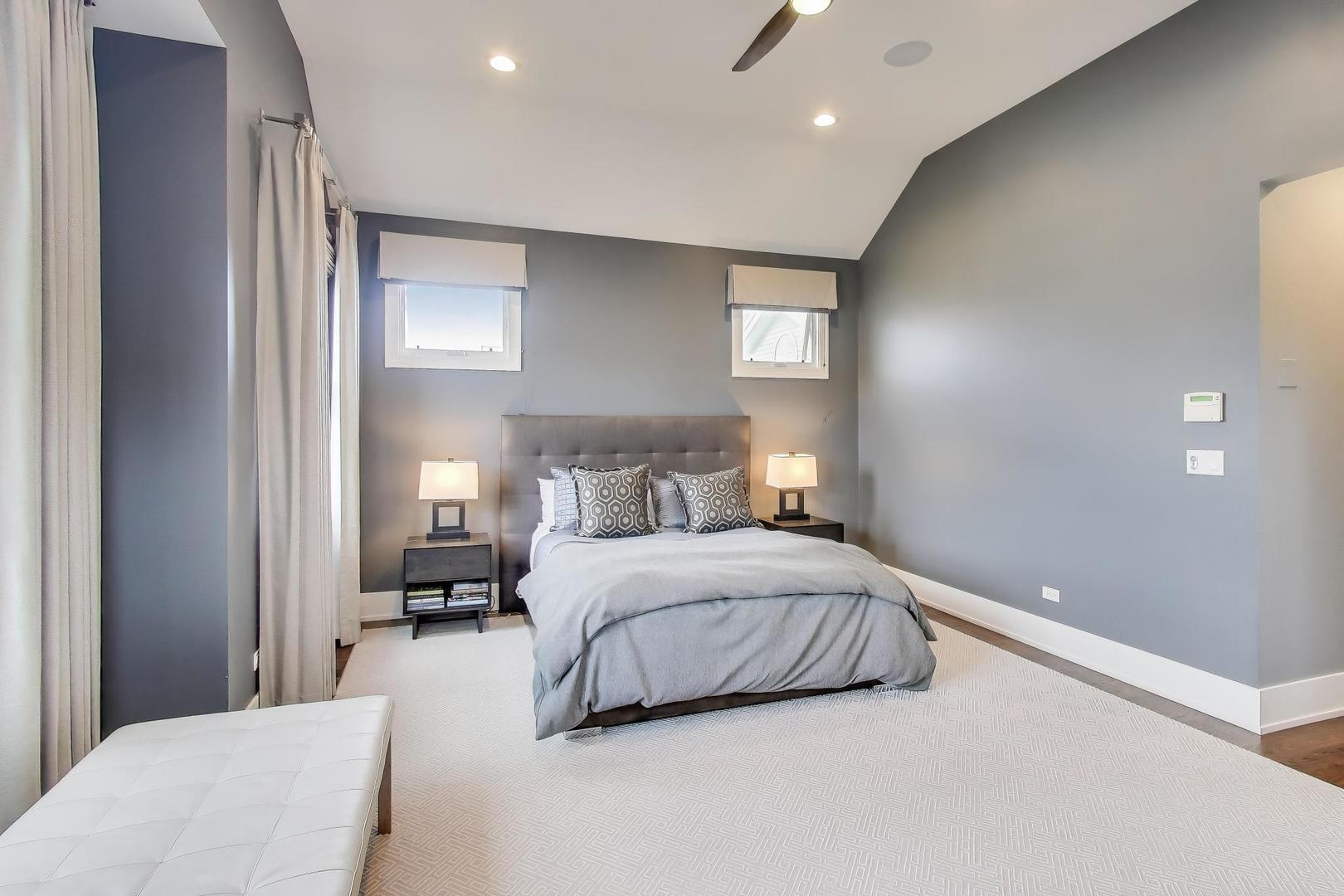 1820 W Farragut Avenue