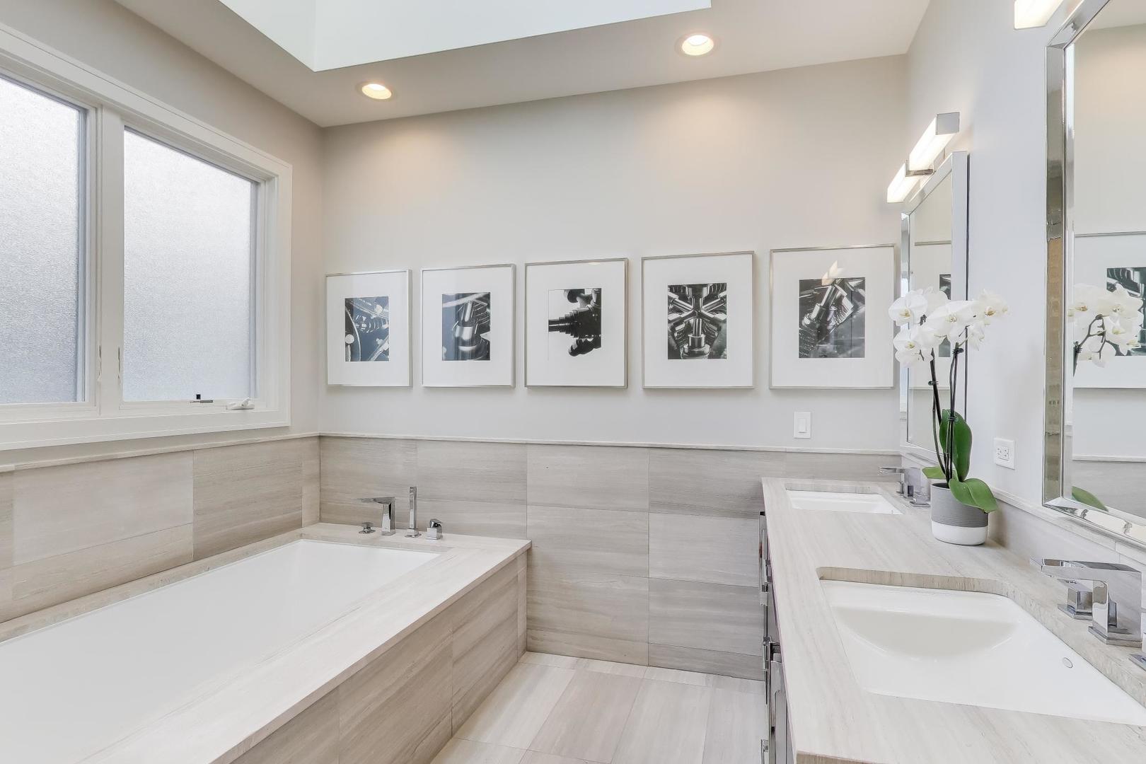 1820 W Farragut Avenue