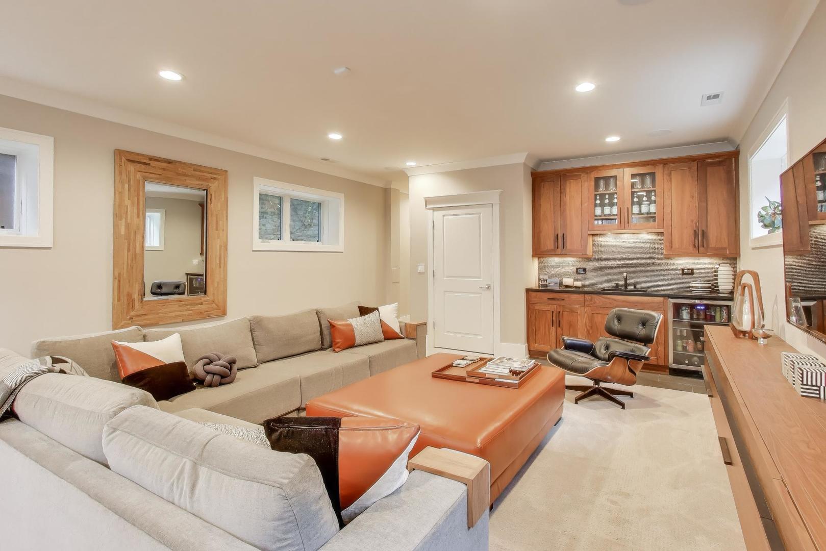 1820 W Farragut Avenue