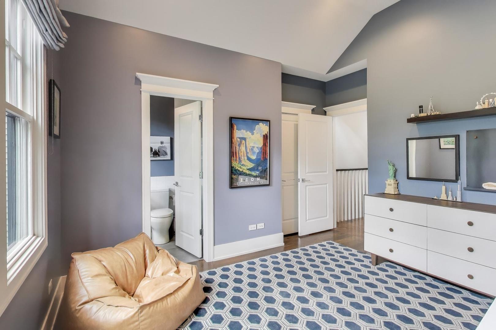 1820 W Farragut Avenue