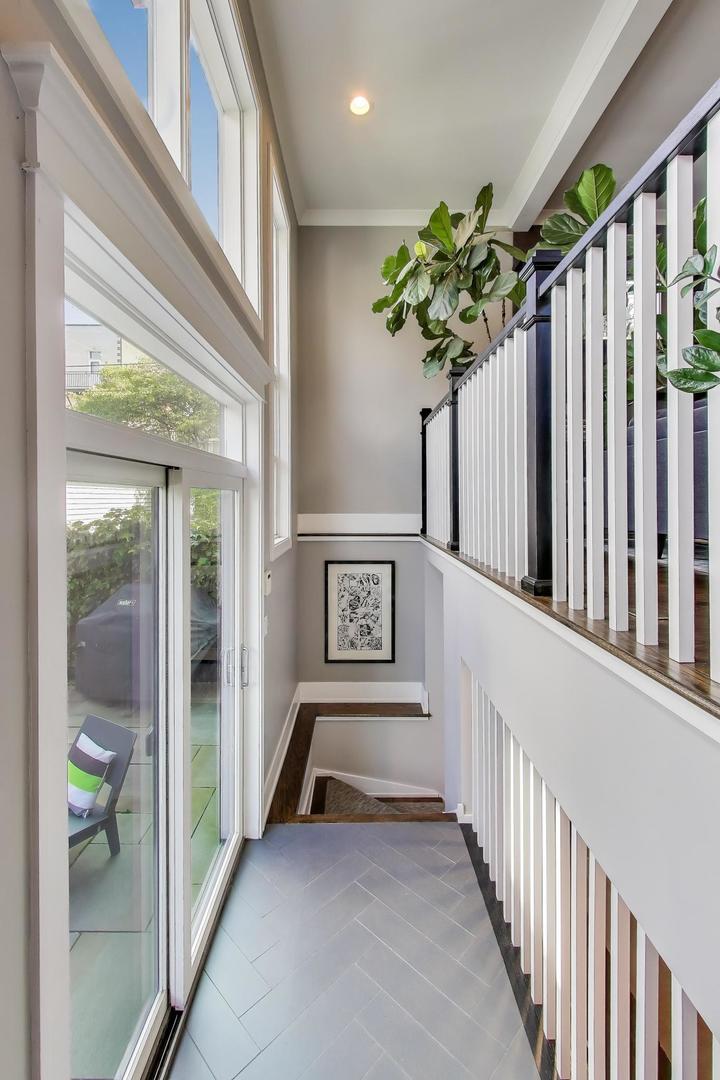 1820 W Farragut Avenue