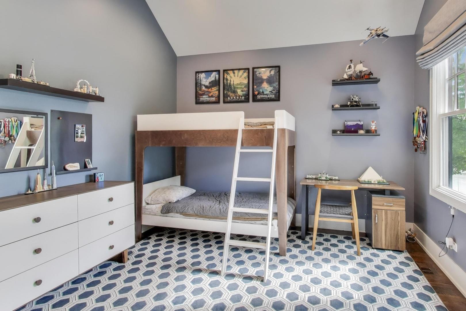 1820 W Farragut Avenue