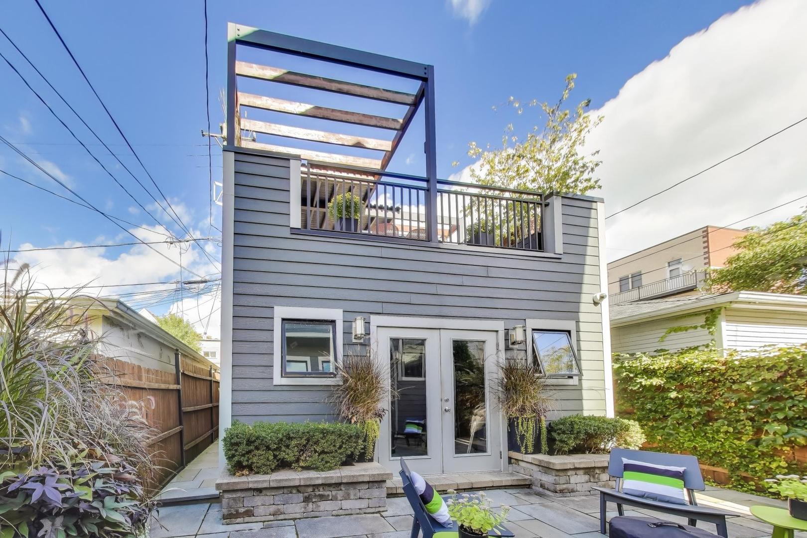 1820 W Farragut Avenue