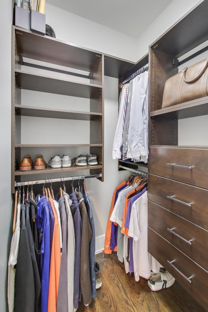 1820 W Farragut Avenue