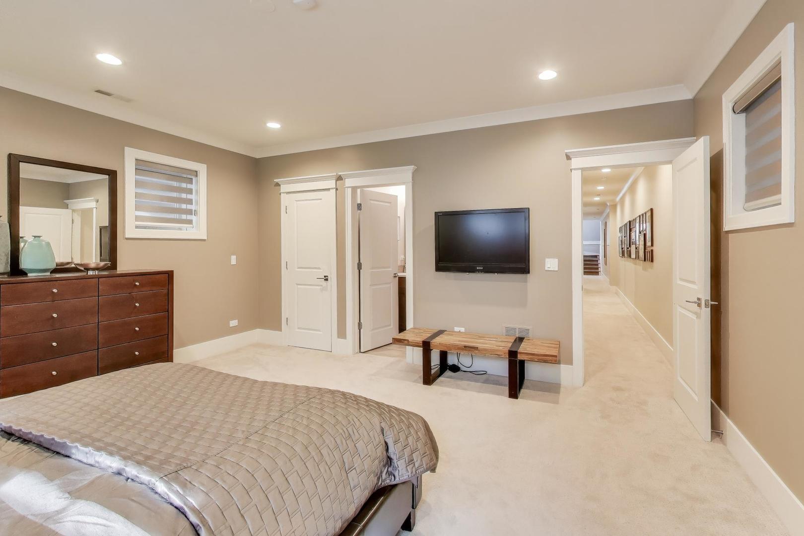 1820 W Farragut Avenue