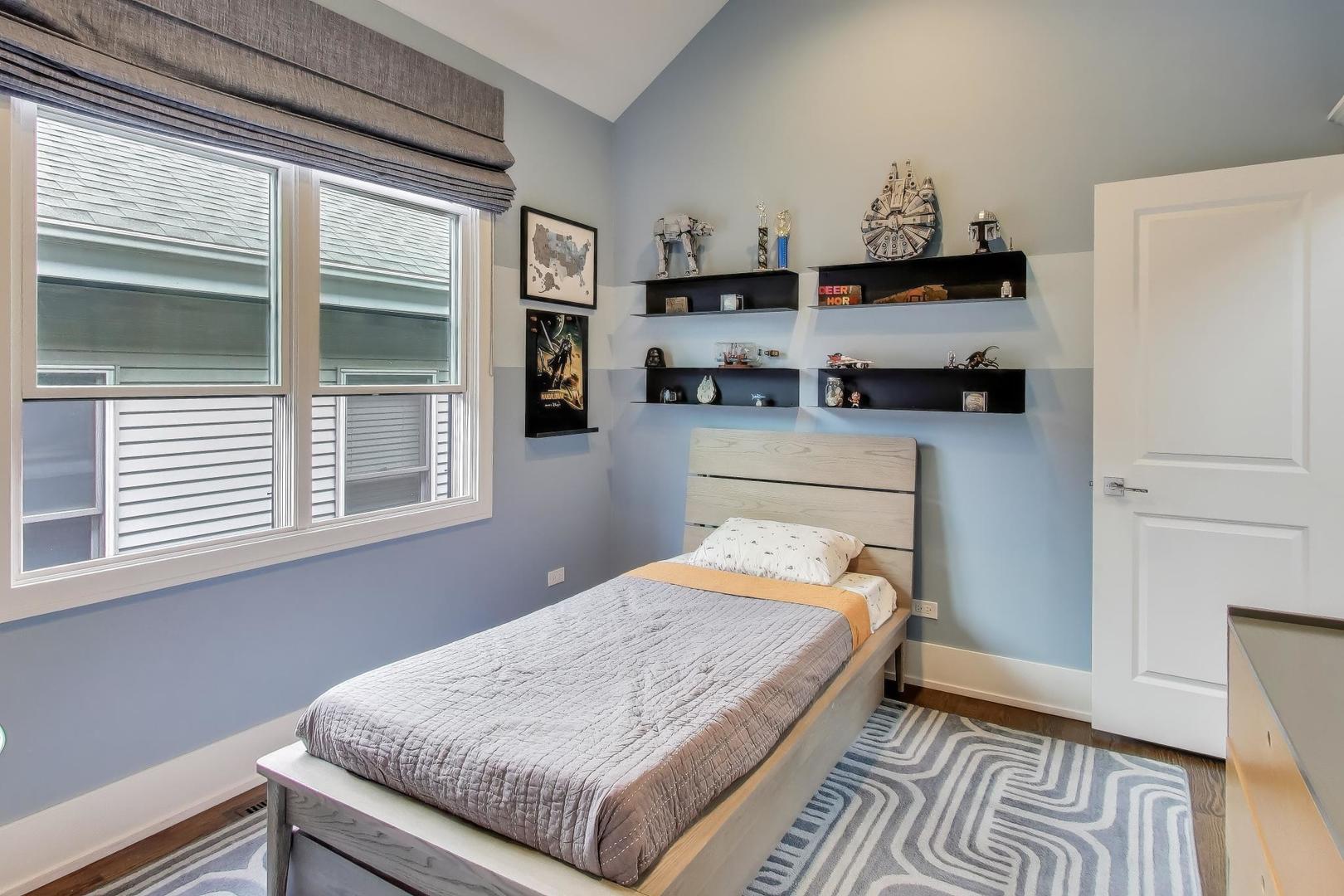 1820 W Farragut Avenue