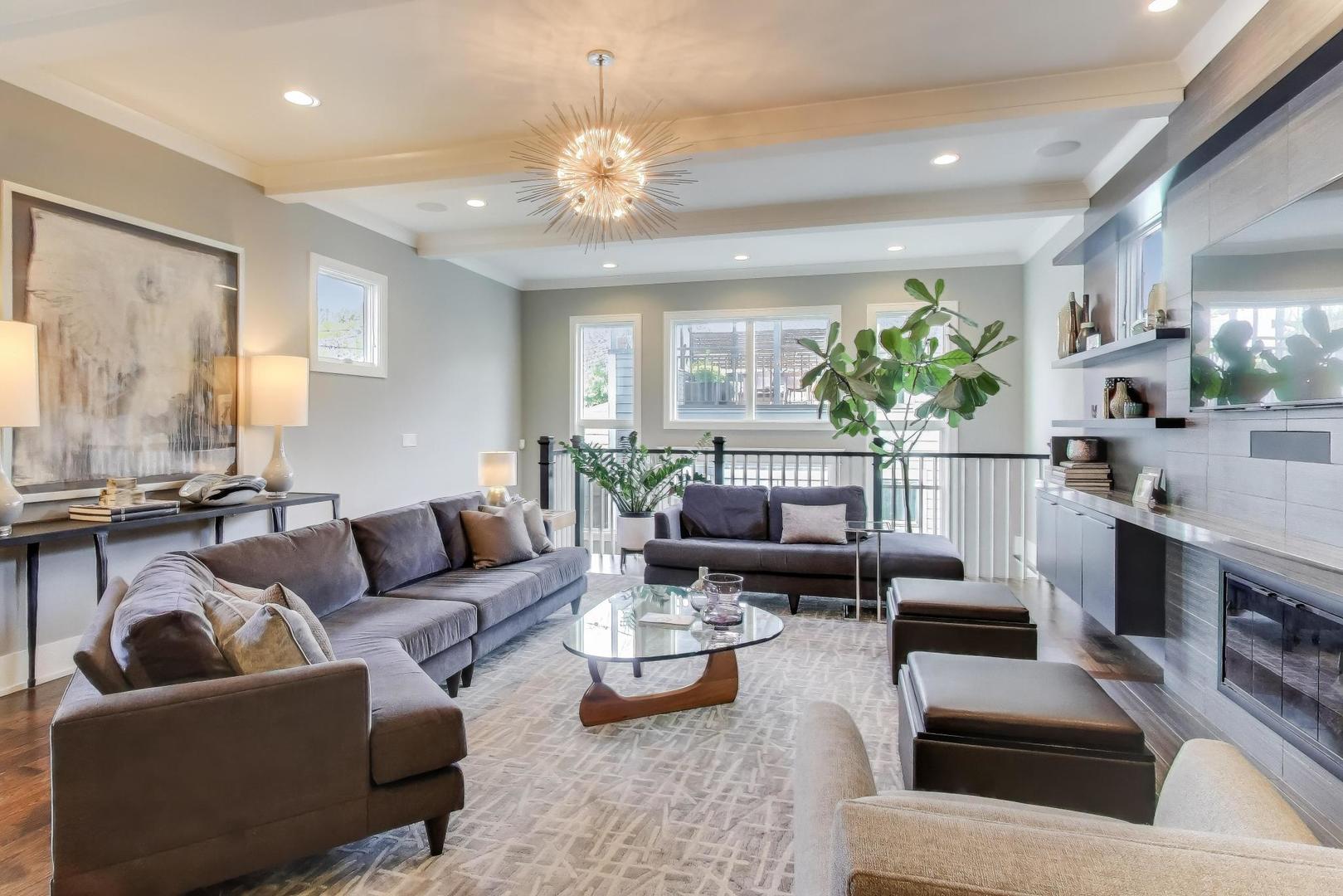 1820 W Farragut Avenue