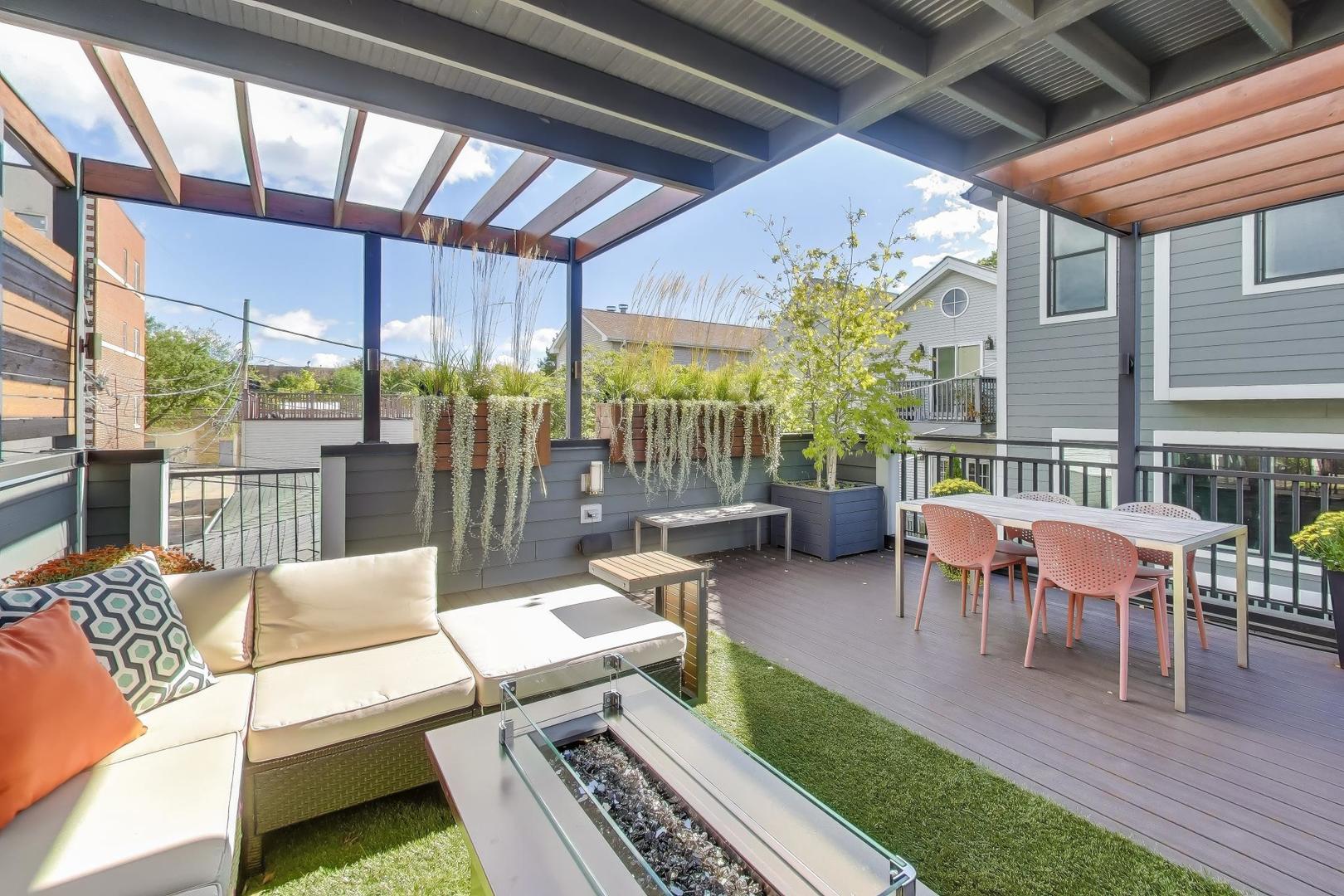 1820 W Farragut Avenue