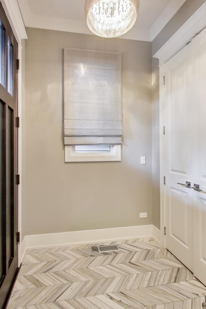 1820 W Farragut Avenue