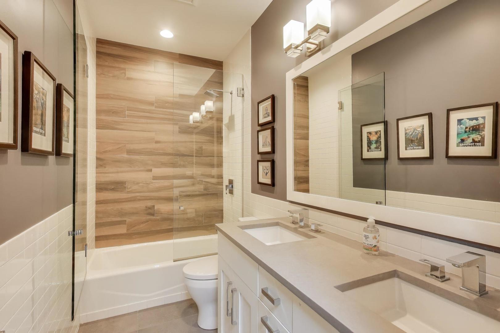 1820 W Farragut Avenue