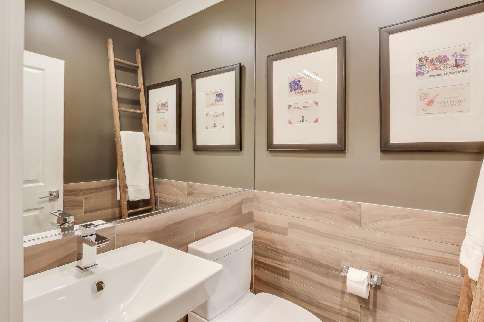 1820 W Farragut Avenue