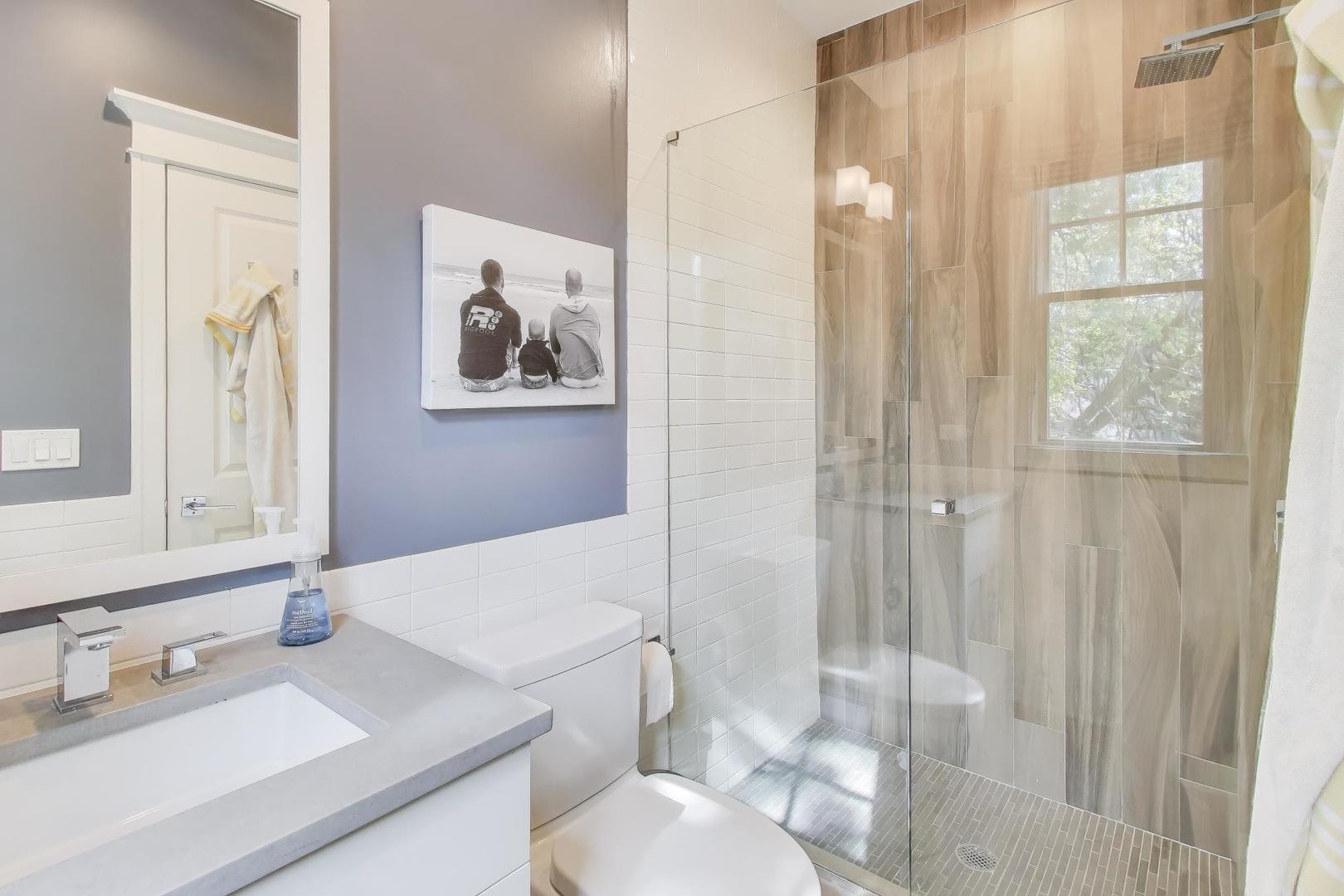 1820 W Farragut Avenue