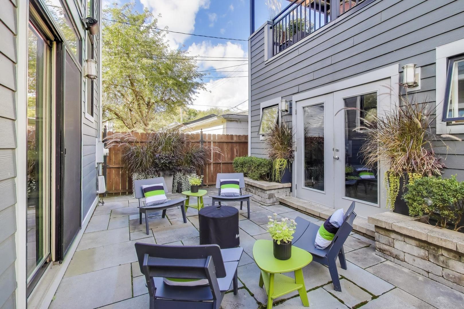 1820 W Farragut Avenue