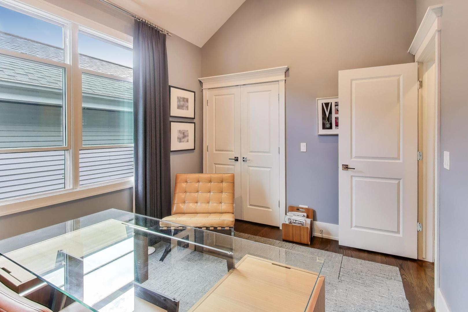 1820 W Farragut Avenue