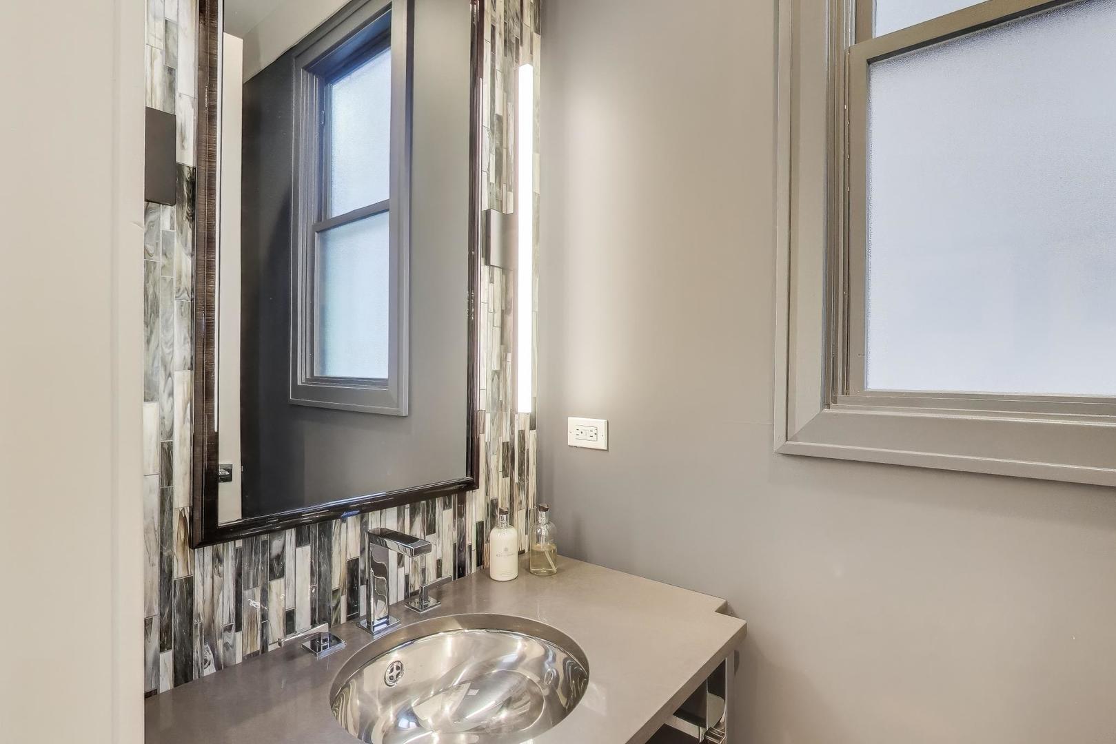 1820 W Farragut Avenue