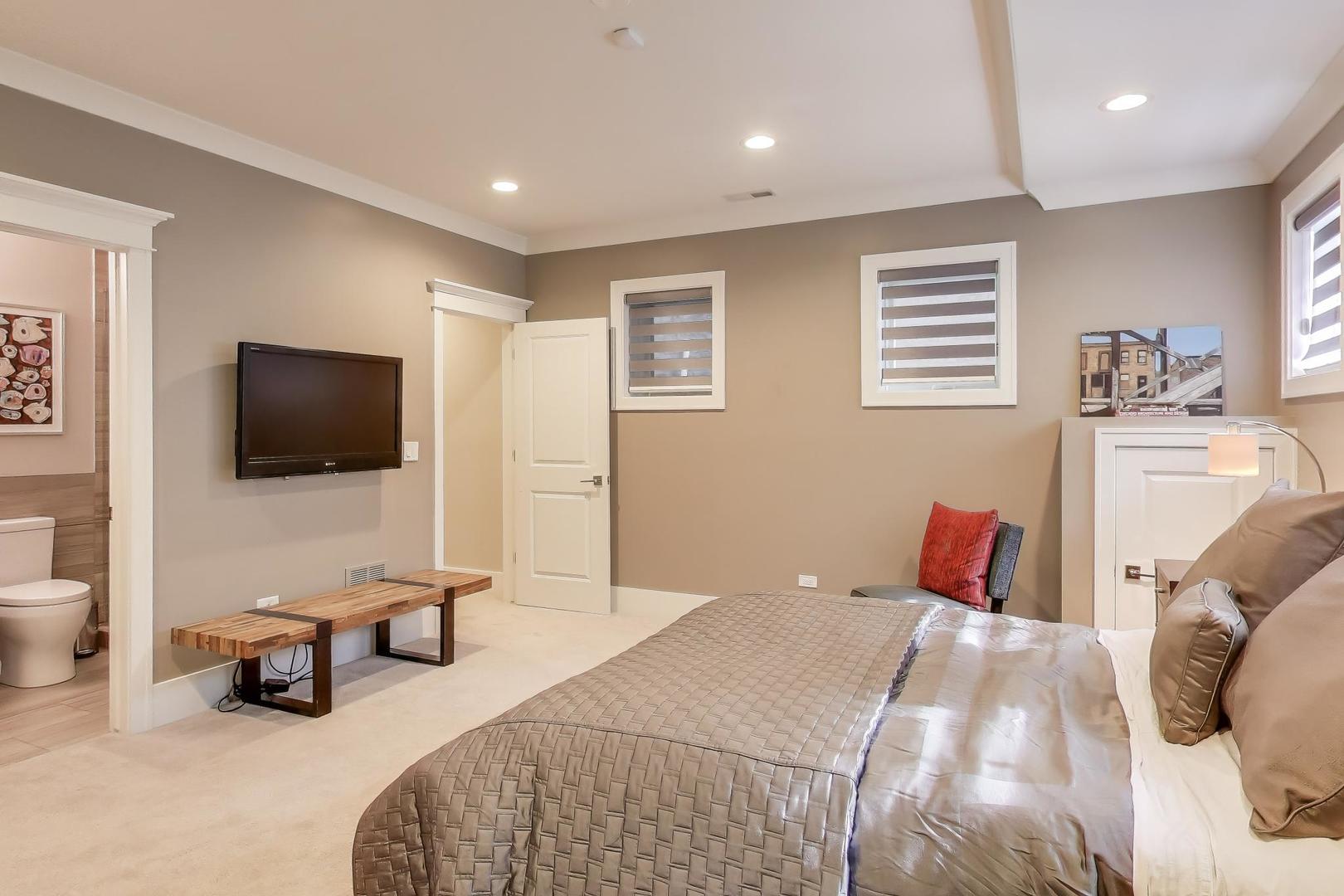 1820 W Farragut Avenue