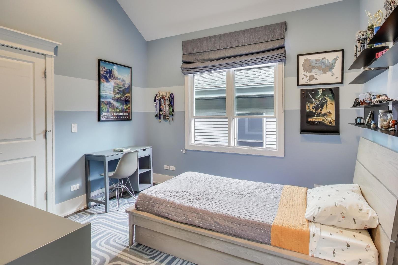 1820 W Farragut Avenue