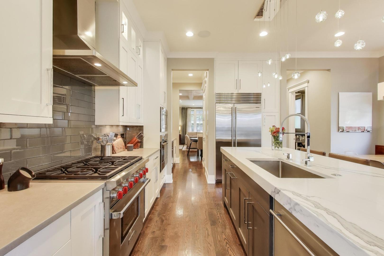 1820 W Farragut Avenue