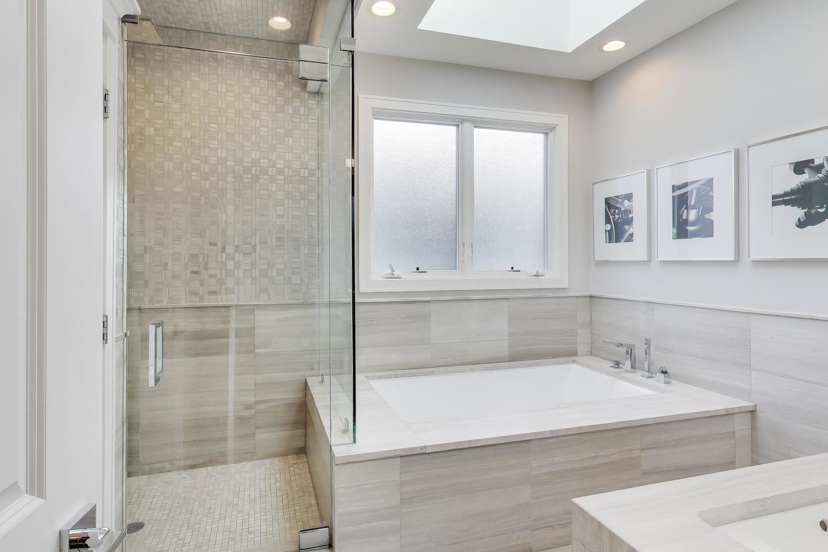 1820 W Farragut Avenue