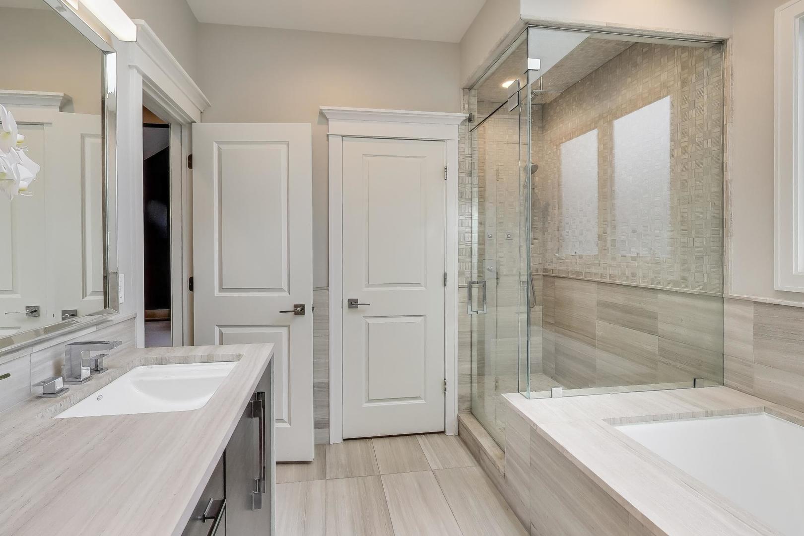 1820 W Farragut Avenue