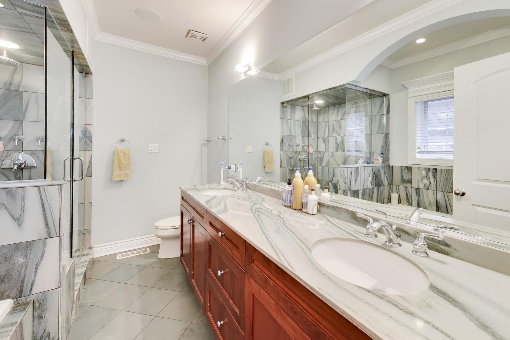 5526 N Winthrop Avenue Unit: 2N