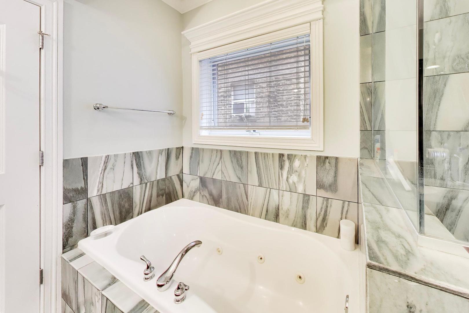 5526 N Winthrop Avenue Unit: 2N