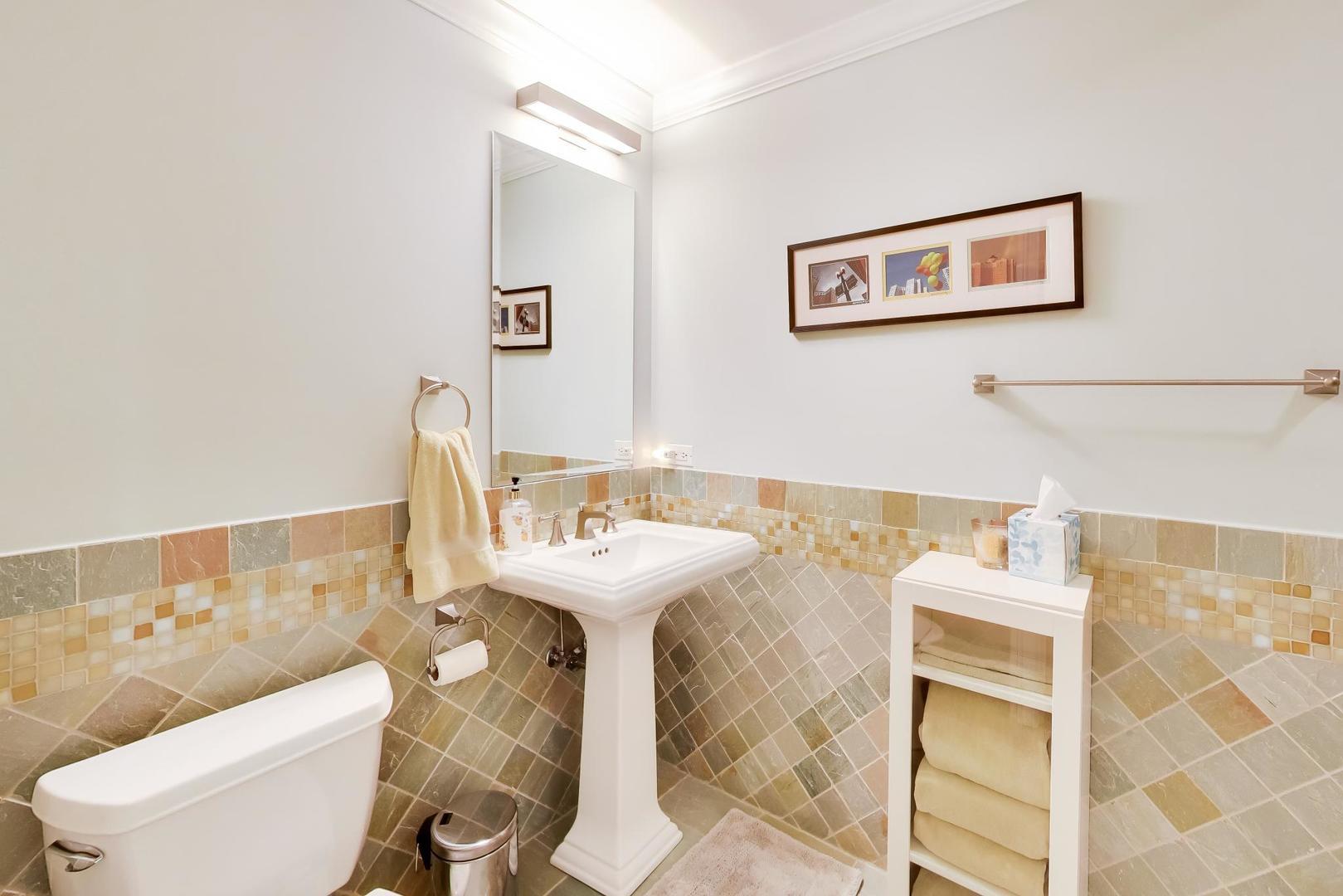 5526 N Winthrop Avenue Unit: 2N