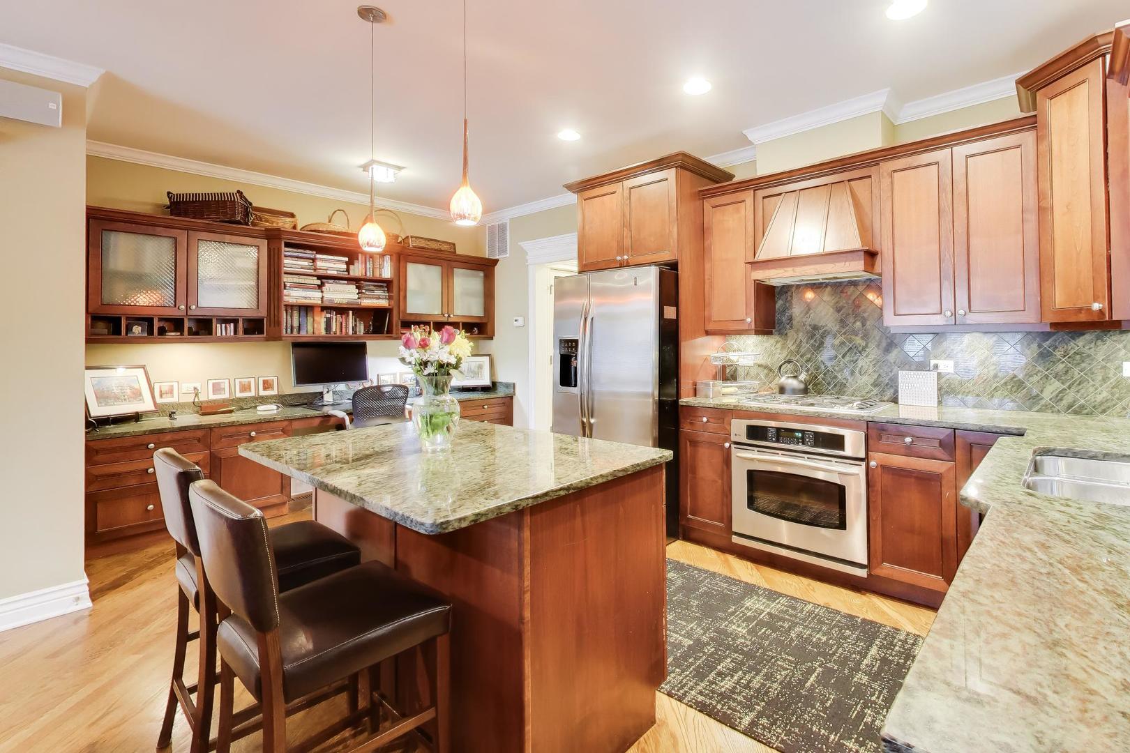 5526 N Winthrop Avenue Unit: 2N