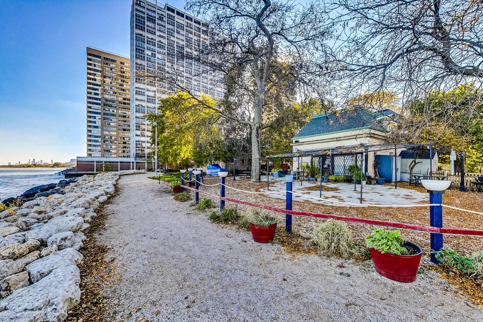 6301 N sheridan Road Unit: 8V