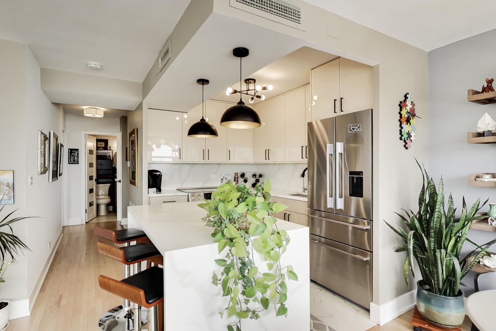 6301 N sheridan Road Unit: 8V