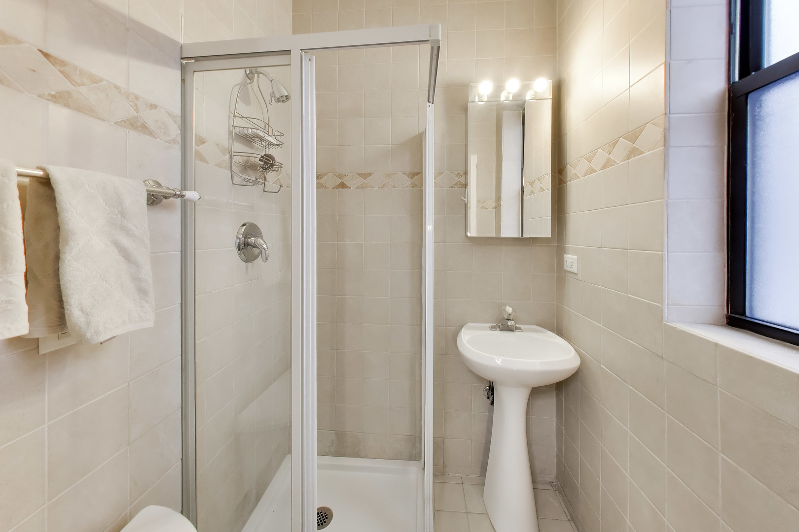 5637 N KENMORE Avenue Unit: 3